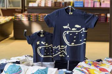 親子で着たいＴシャツや、その他カラフルな南国テイストなアイテムも多数取り揃えております。